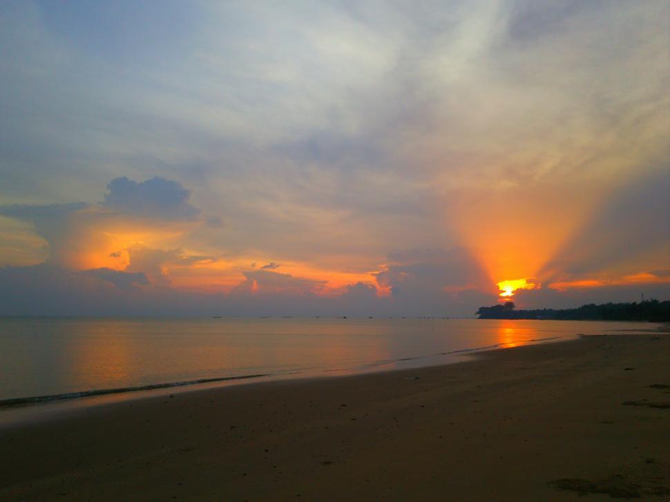 Free Image of Beautiful sunrise and reflection on the sea water  