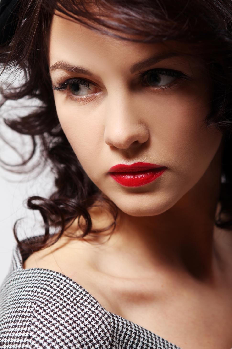 Free Image of Portrait of young woman, moody lighting 