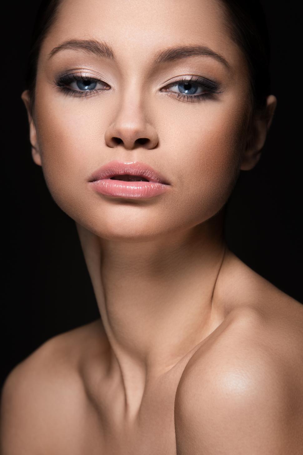 Free Image of Beautiful woman facing viewer 