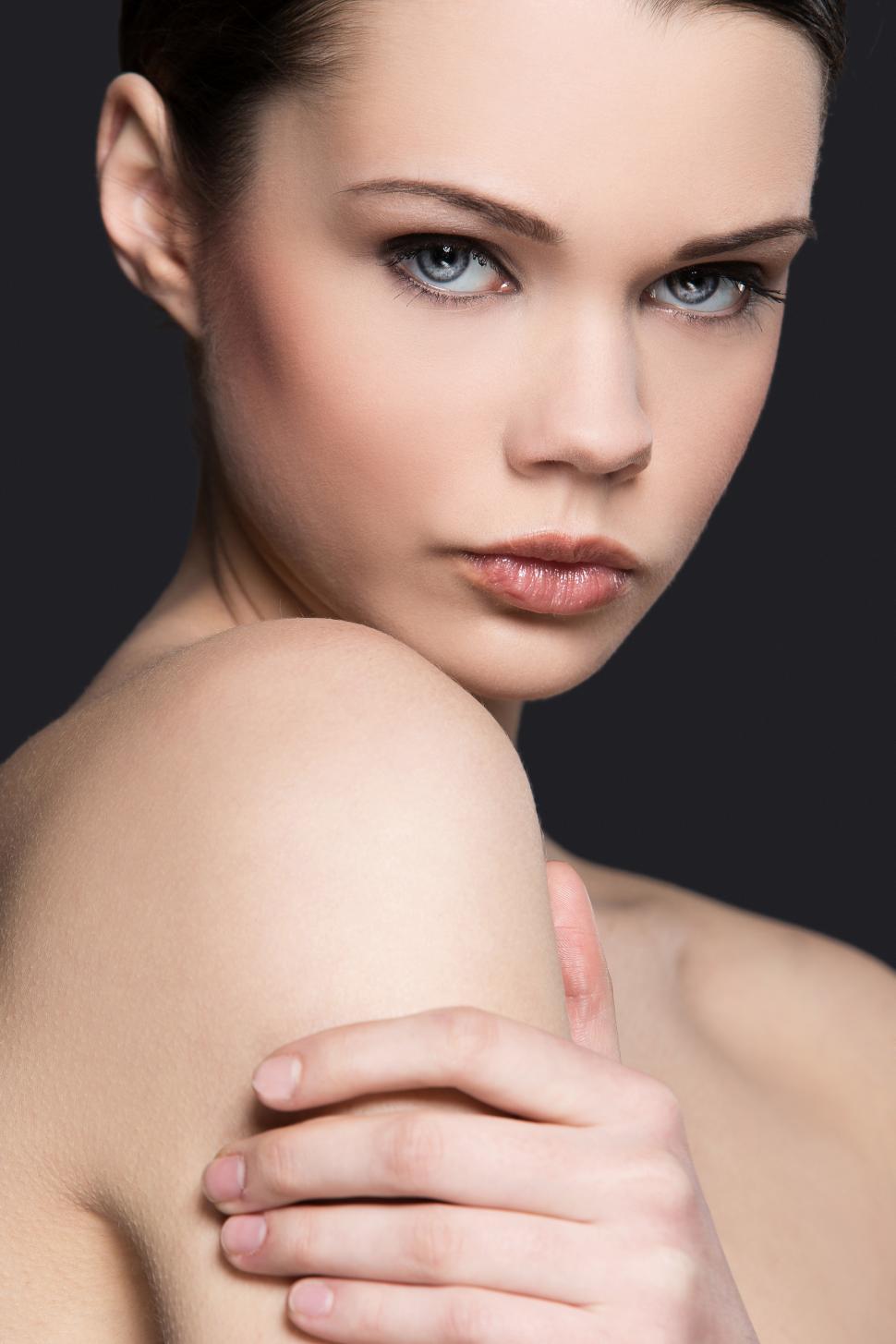 Free Image of Beautiful model with bare shoulders, looking at camera 