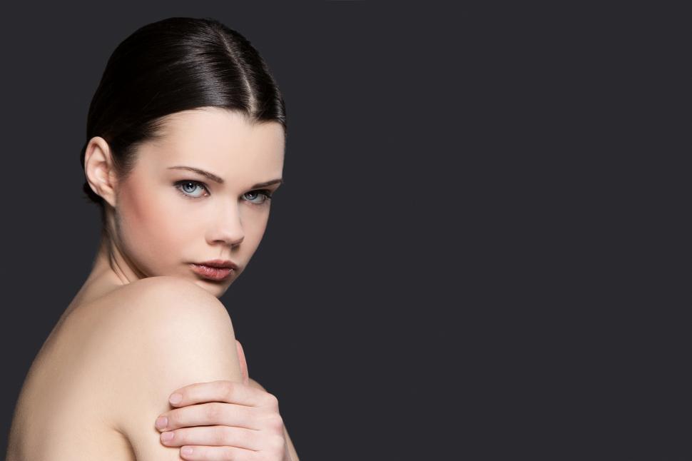 Free Image of Beautiful woman on a gray background, with copyspace 
