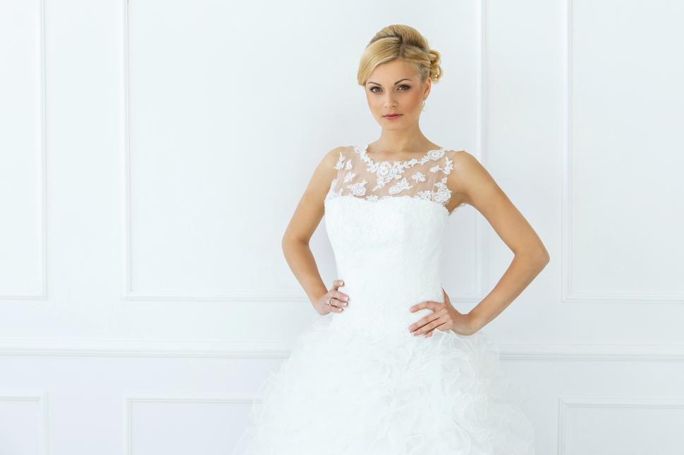 Free Image of Wedding. Beautiful bride, hands on hips 