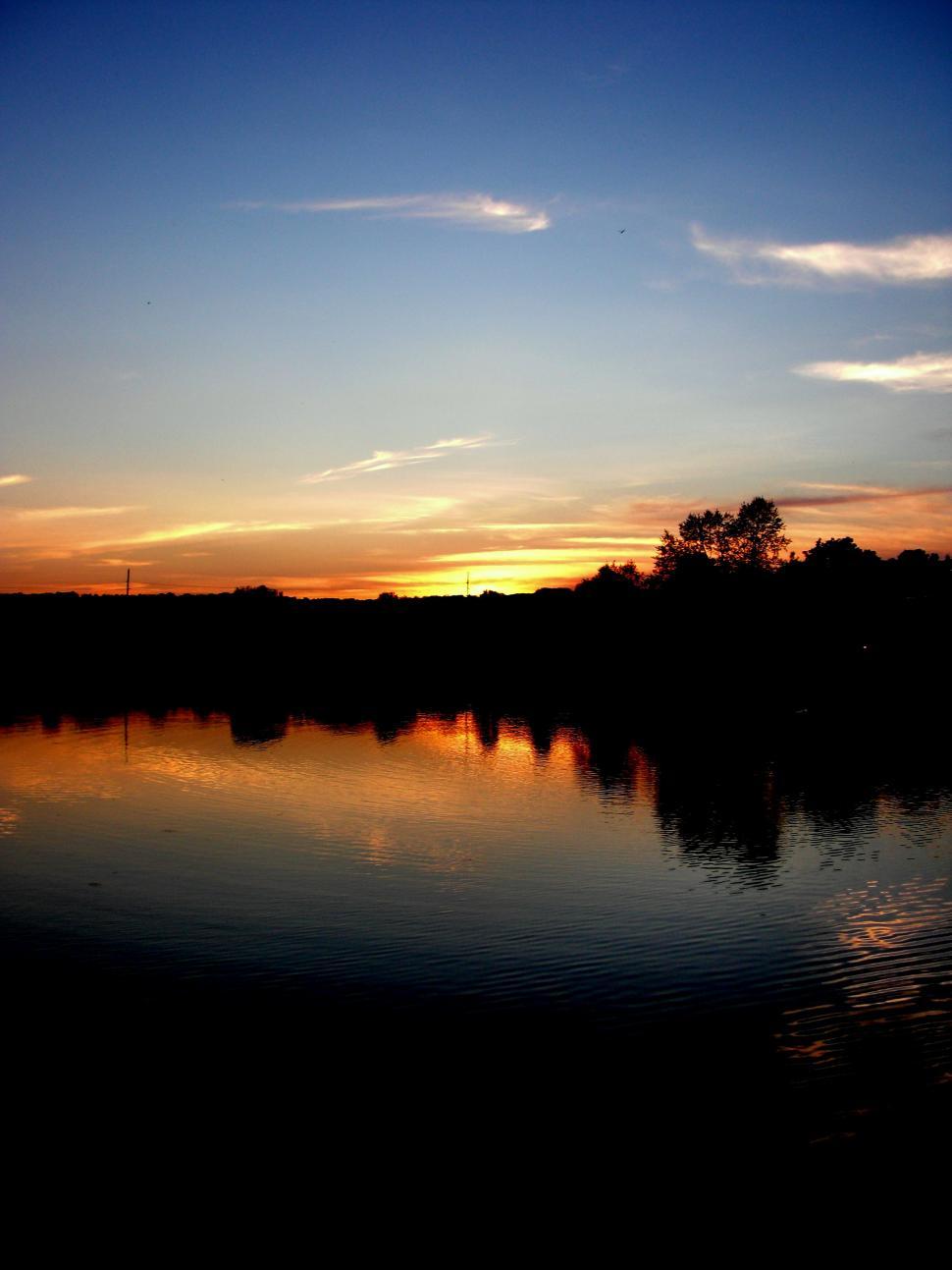 Free Image of Sun Setting Over Body of Water 
