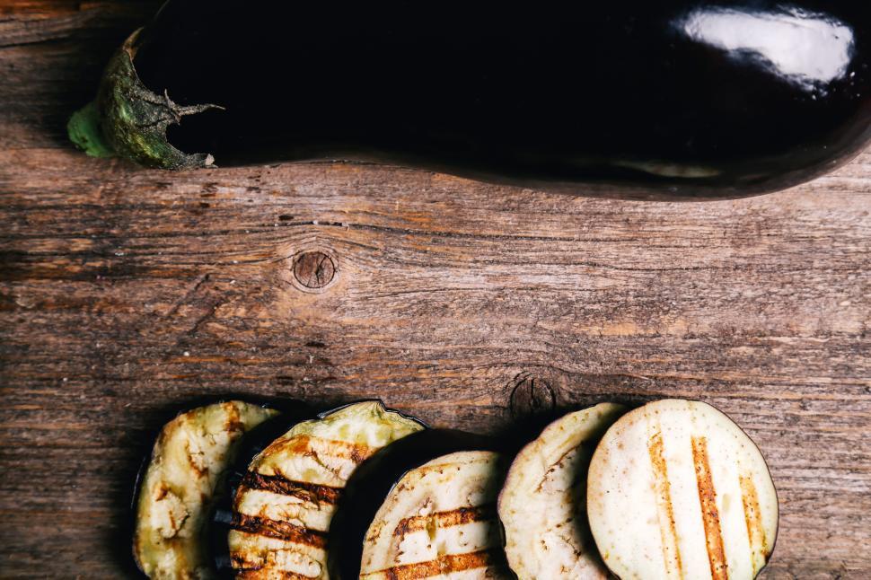 Free Image of Eggplant, whole and sliced with copyspace 