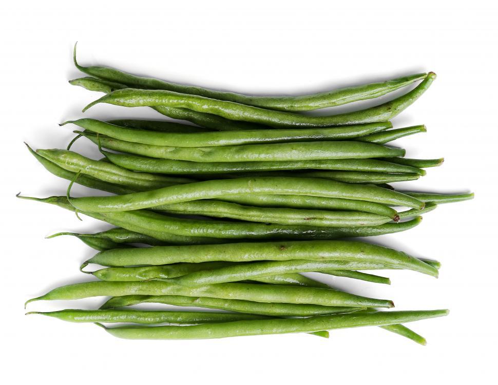 Free Image of Green beans, aligned on bright white background 