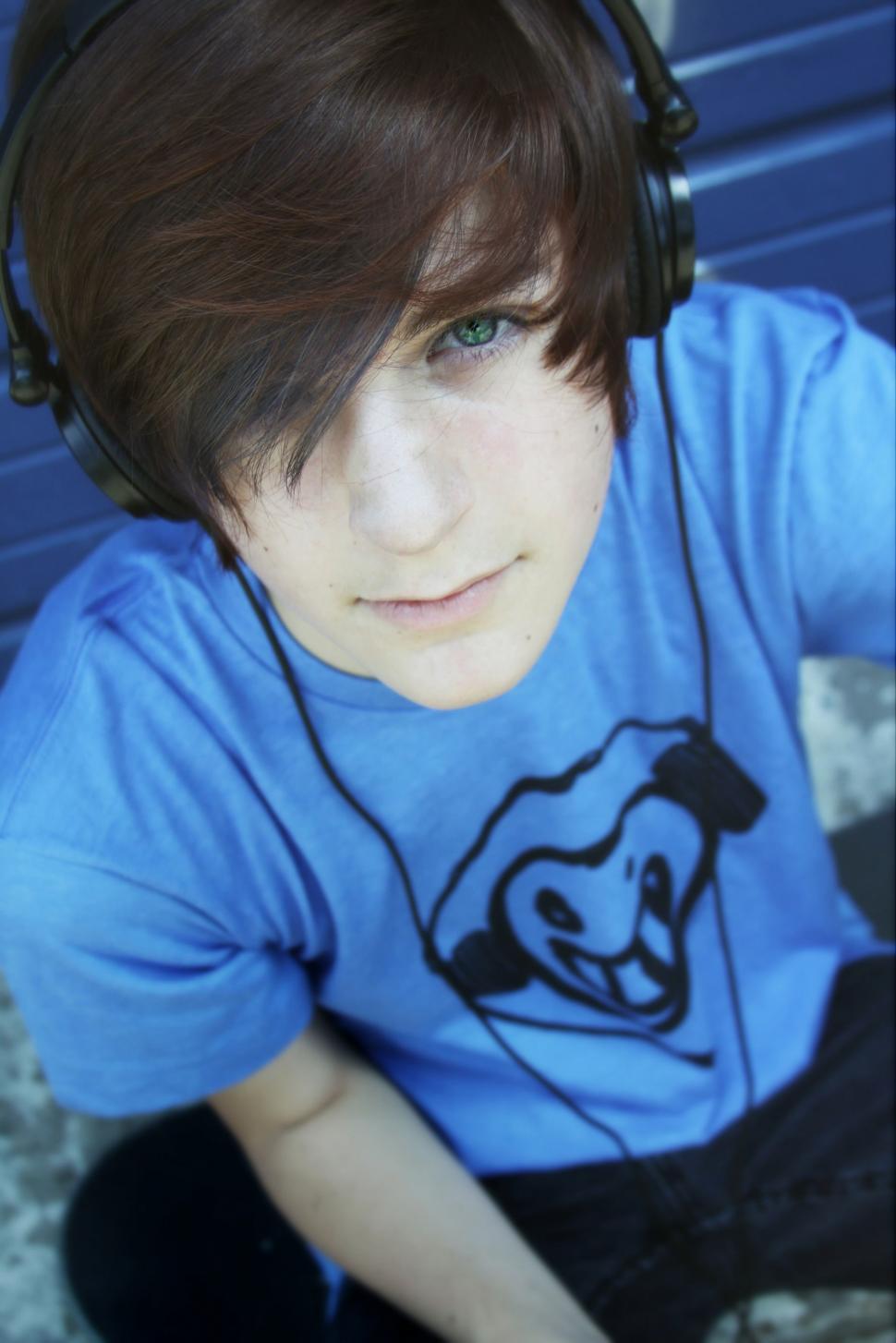 Free Image of Young boy listening to music with headphones 