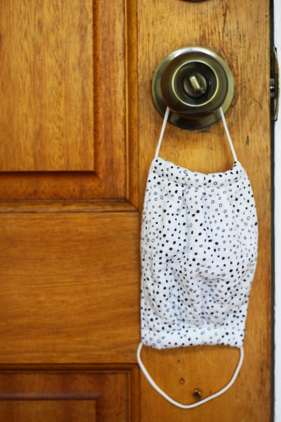 Free Image of Face mask on door handle - Corona Protection 