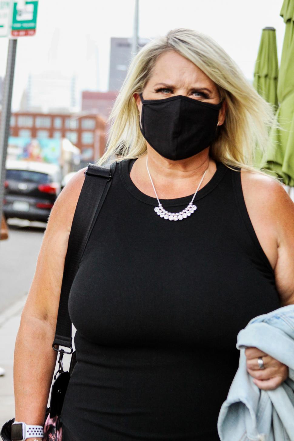 Free Image of Woman with black face mask - Corona Protection 