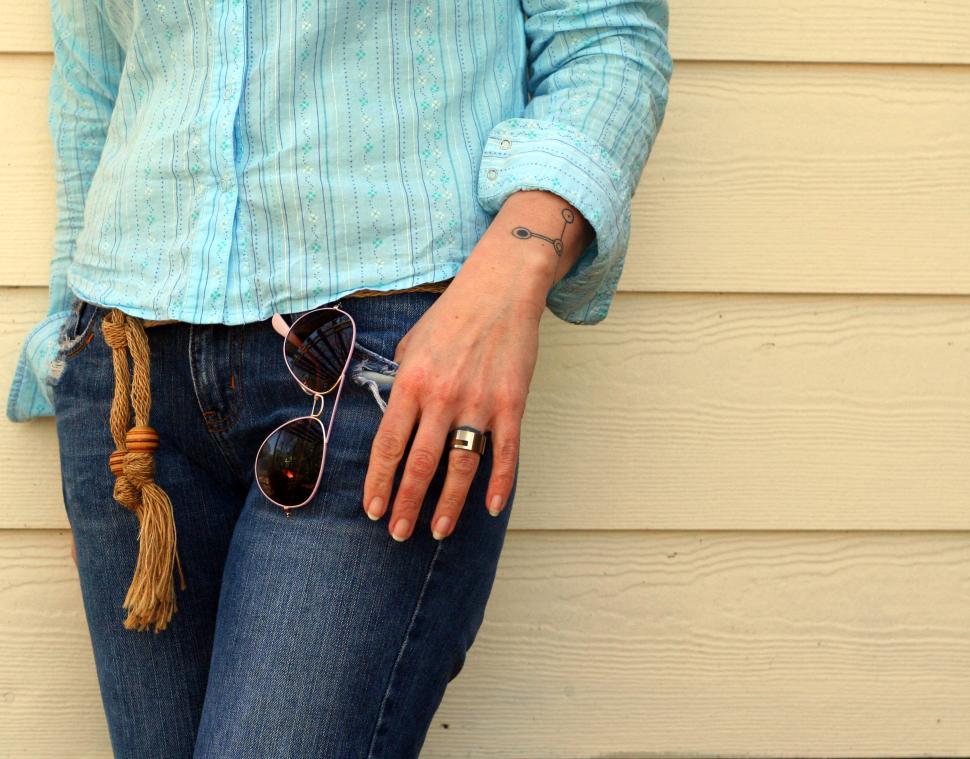 Free Image of Stylish woman legs with denim jeans and sunglasses 