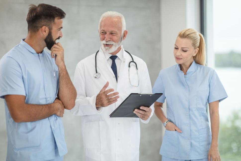 Free Image of Doctor with healthcare staff in hospital 