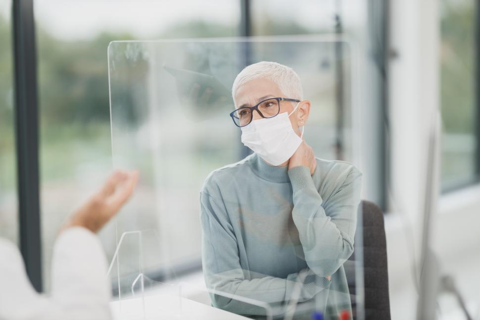Free Image of Elderly woman with mask at clinic - Coronavirus 