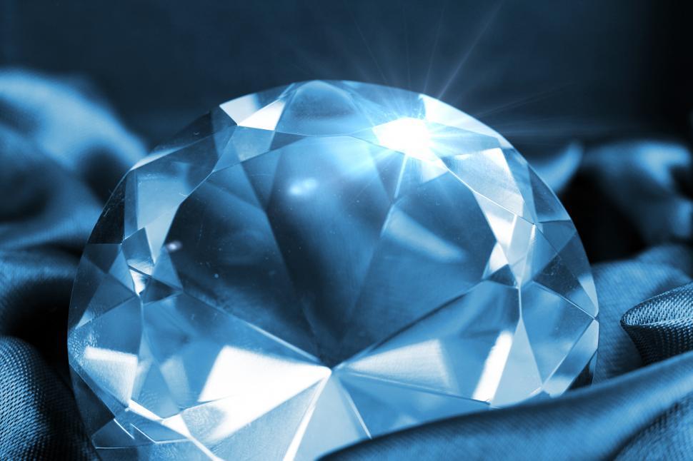Free Image of Light glints off big beautiful jewel 