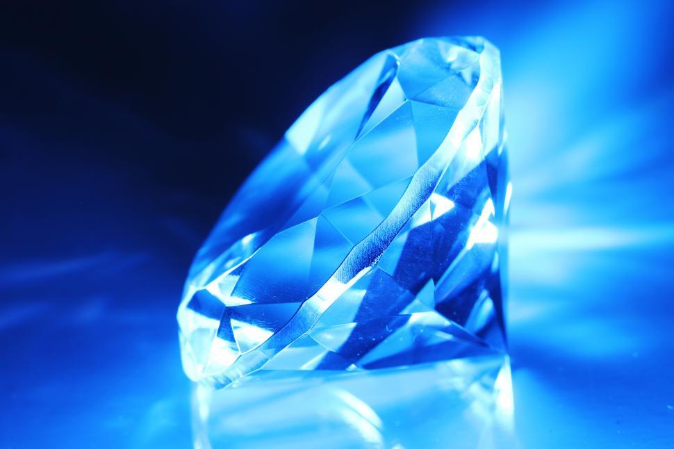 Free Image of Faceted jewel in blue light 