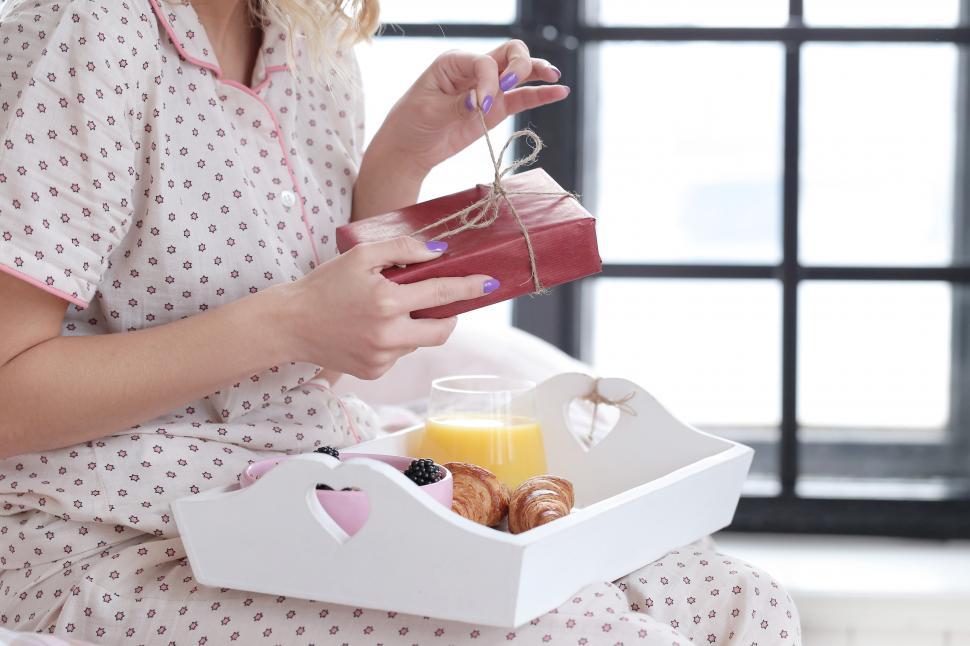 Free Image of Morning - breakfast and a gift 