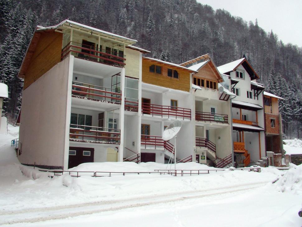 Free Image of Heavy snow over the mountains 