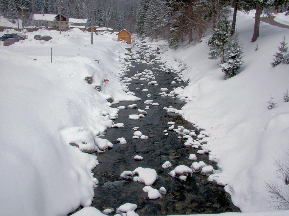 Free Image of Heavy snow over the mountains 