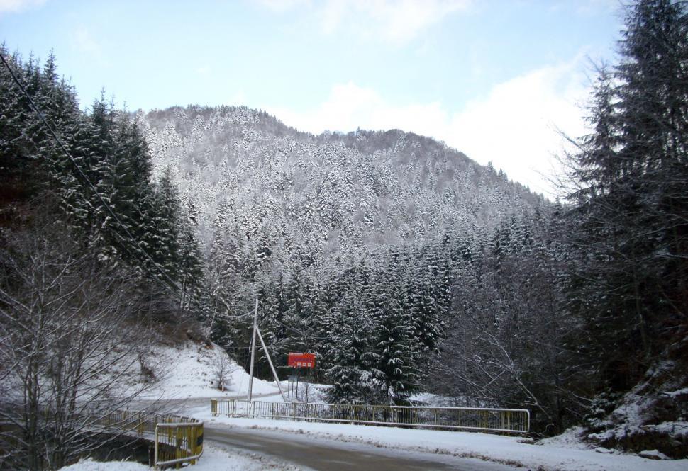 Free Image of Heavy snow over the mountains 
