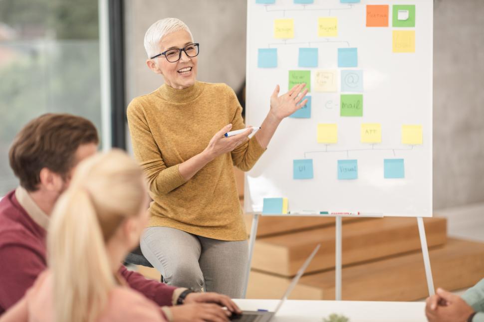 Free Image of Woman manager showing presentation to the team in office 