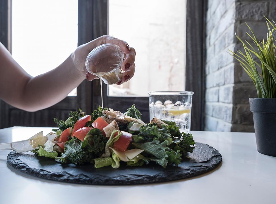 Free Image of Broccoli and lettuce salad with sliced tomatoes 