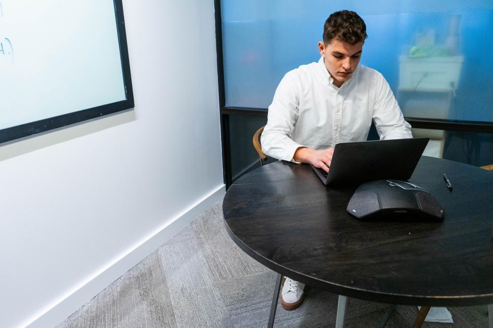 Free Image of Working on laptop in office 