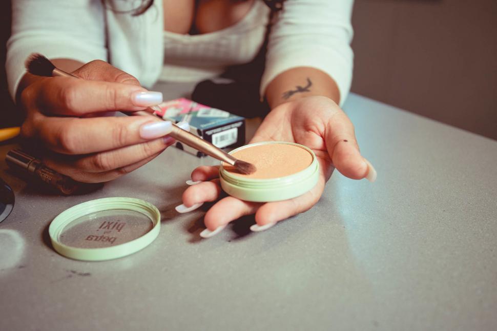 Free Image of Female hands and makeup powder 