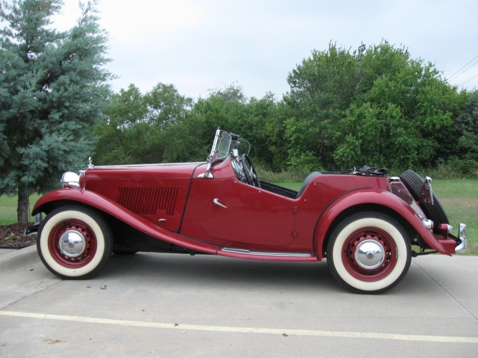 Free Image of Red Car 