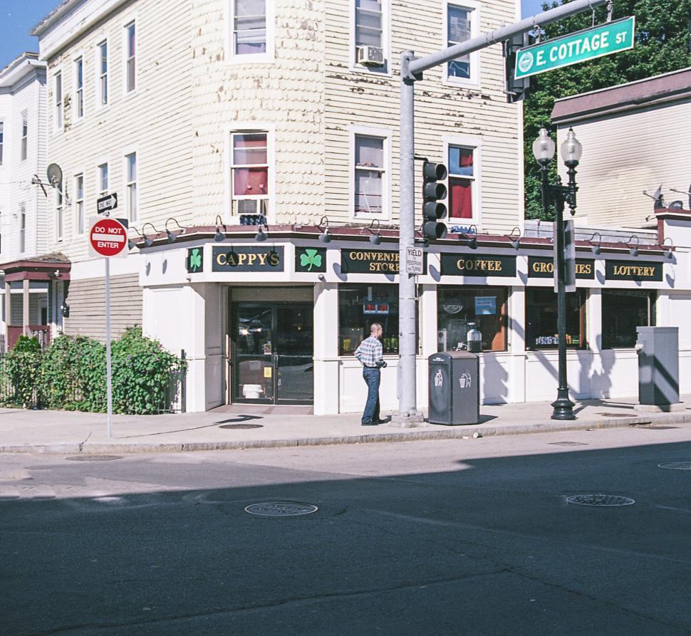 Free Image of Shops at the sidewalk with traffic lights 