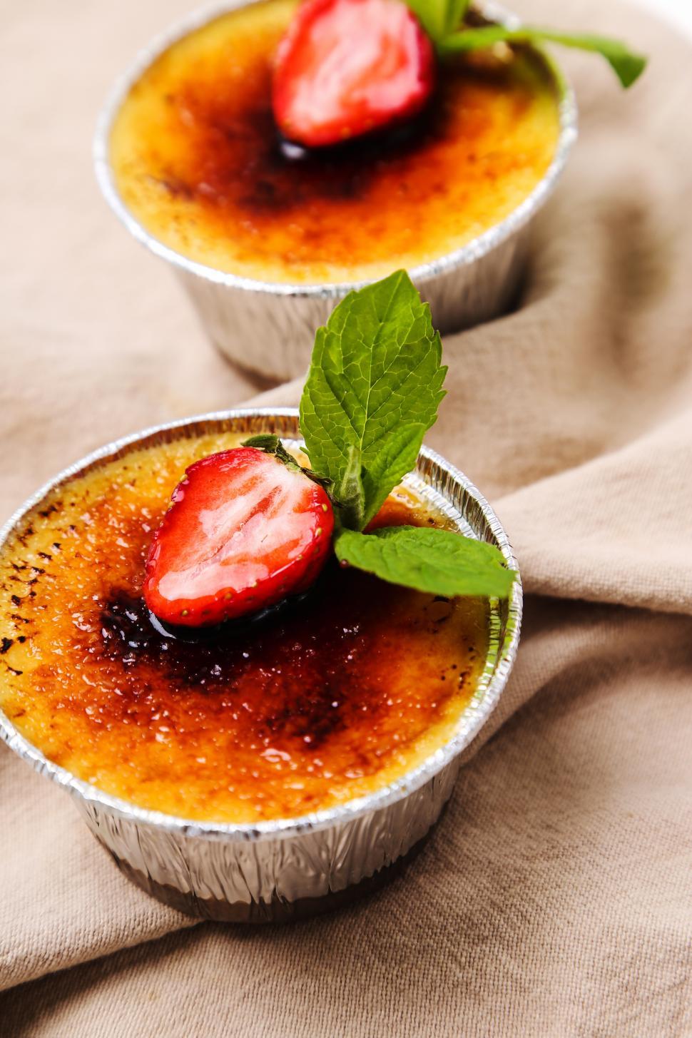 Free Image of Creme brulee dessert 