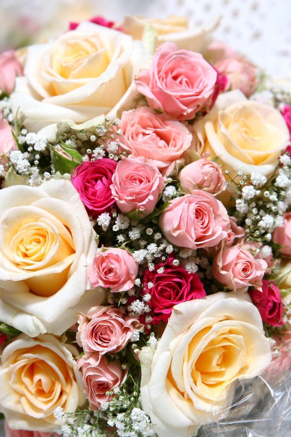 Free Image of Beautiful fresh wedding flowers arranged 