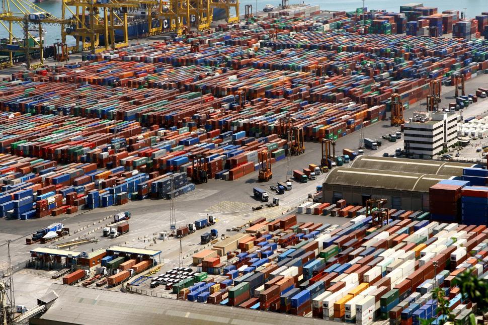 Free Image of Large shipping and  logistics center 
