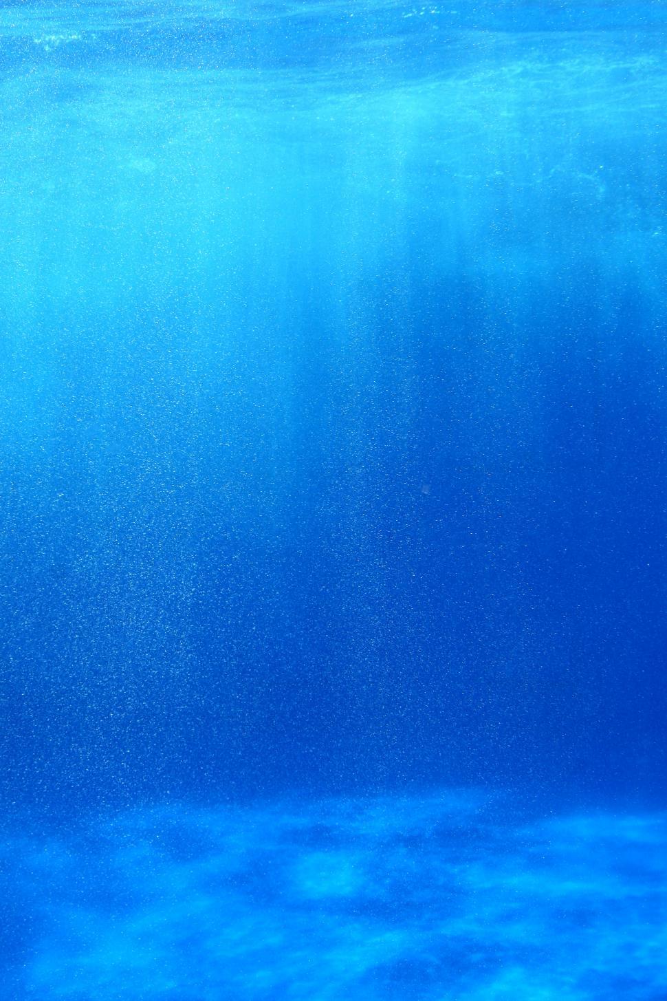 Free Image of Penetrating light through the blue water 