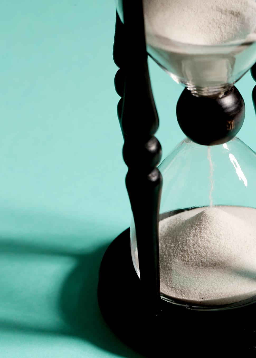 Free Image of Hourglass on pastel background 