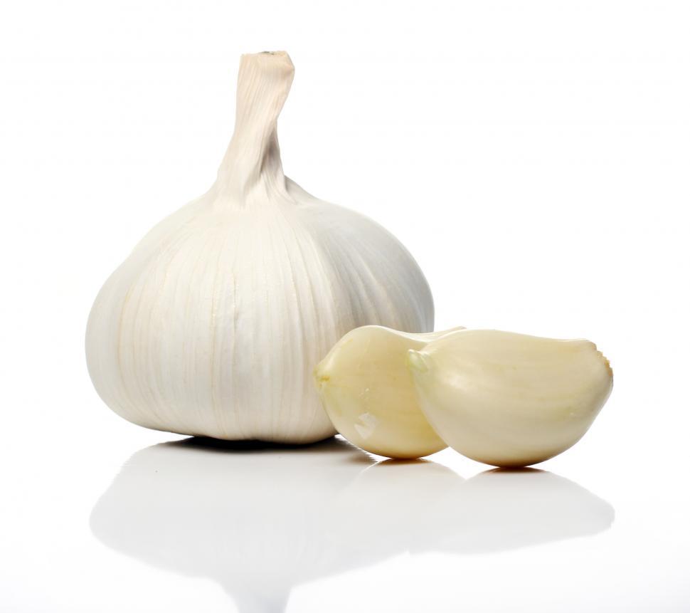 Free Image of Close up of Fresh garlic, whole and cloves 