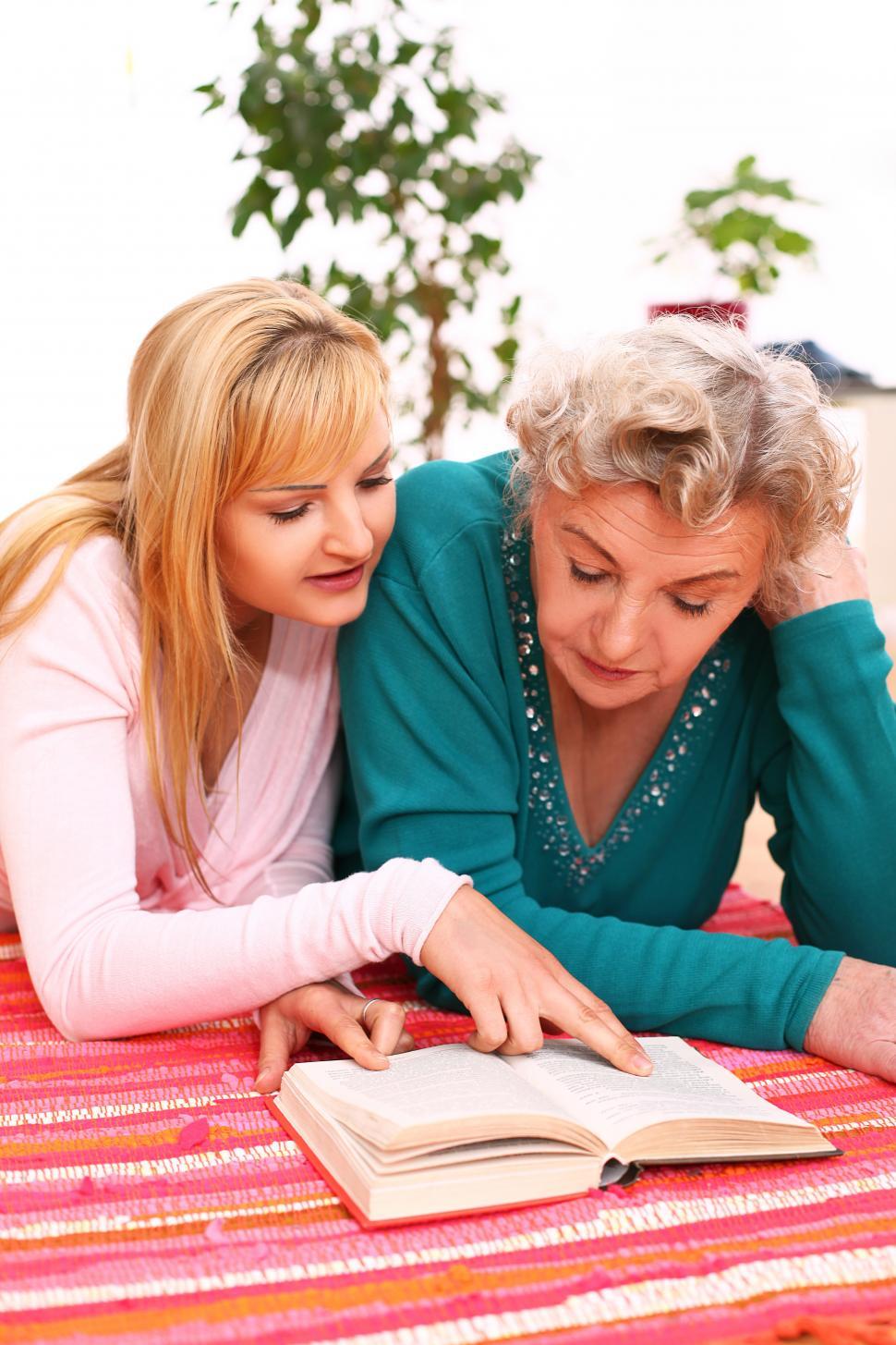 Free Image of Family reading together 