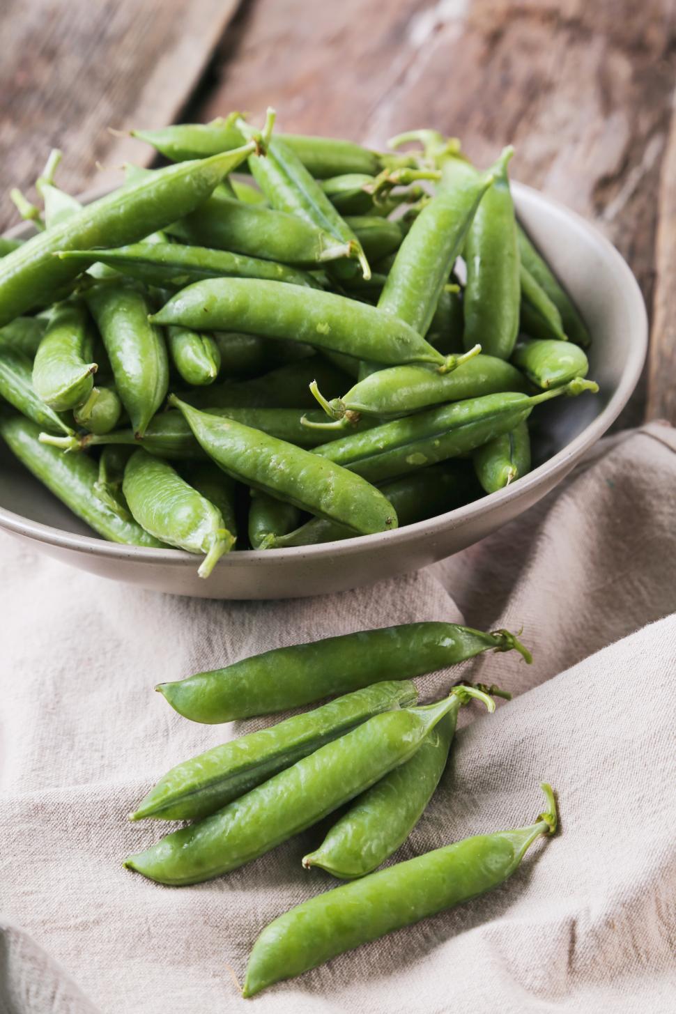 Free Image of Whole fresh peas in a bowl 