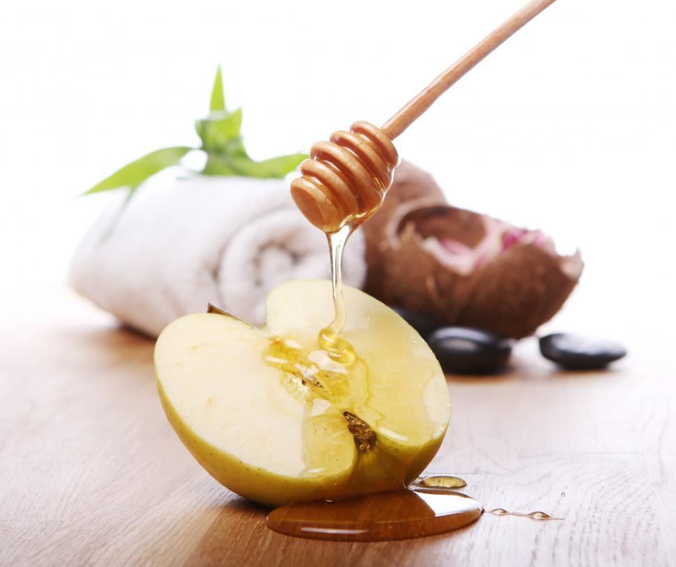 Free Image of Honey drizzled on half an apple 