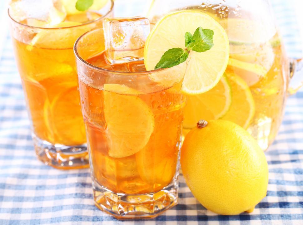 Free Image of Iced tea - glasses and lemons 