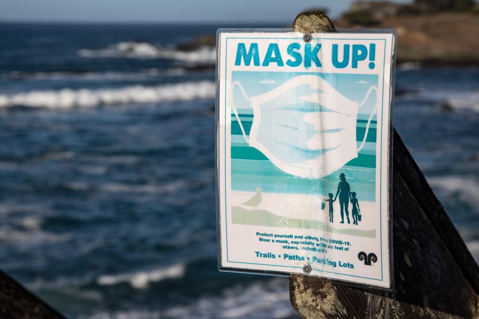 Free Image of Sign instructing people to weark masks 