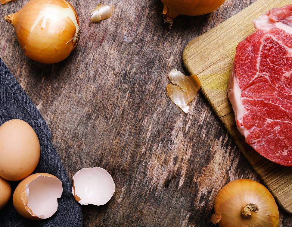 Free Image of Slice of meat and onions frame copyspace 