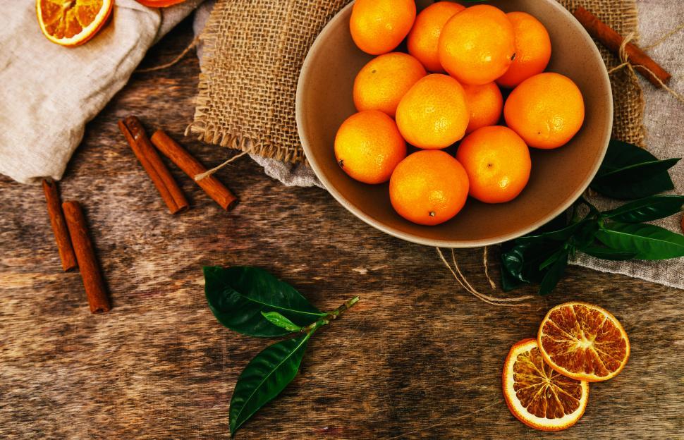 Free Image of Delicious mandarins and cinnamon sticks 