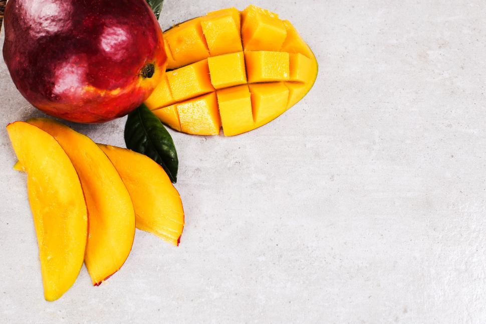 Free Image of Mango background with copyspace 