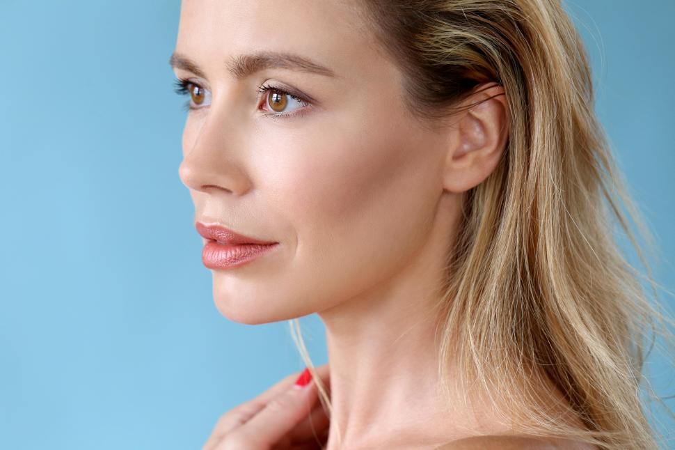 Free Image of Attractive woman in semi profile 