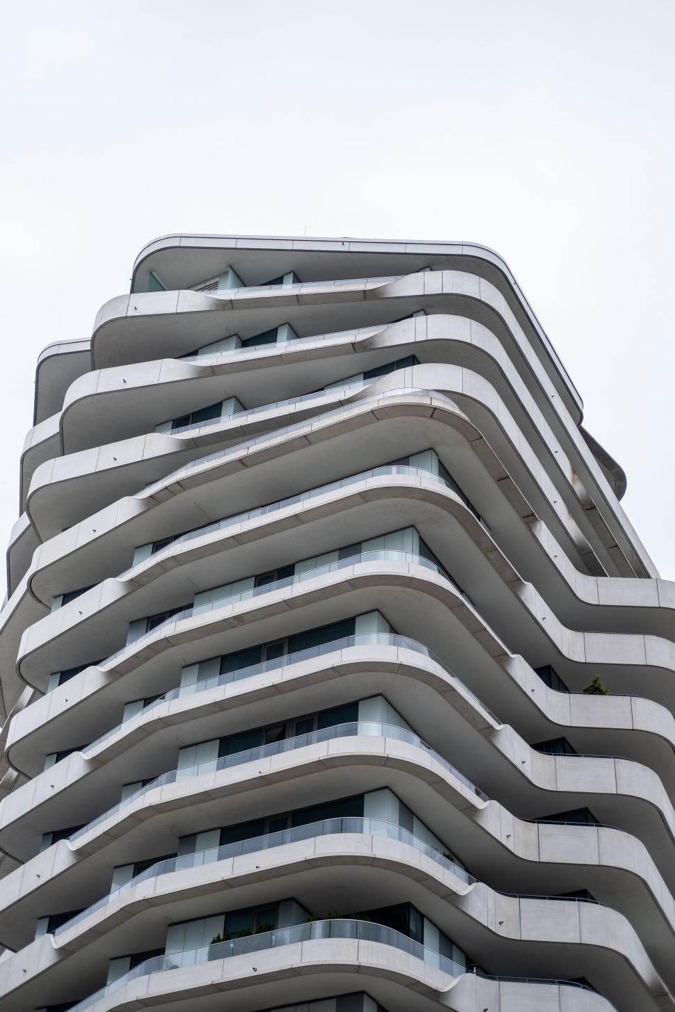 Free Image of Exterior view of condominium building 
