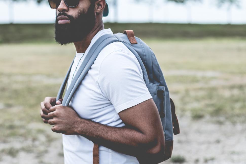 Free Image of Stylish bearded man with sunglasses 