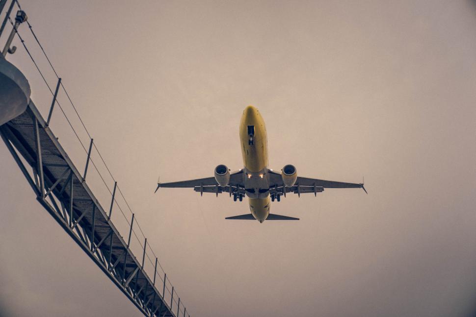 Free Image of Aircraft flying in the sky 