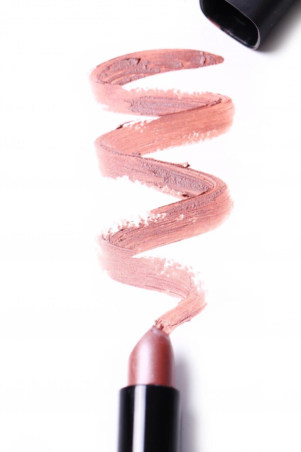 Free Image of Showing the lipstick color on white paper - squiggle 