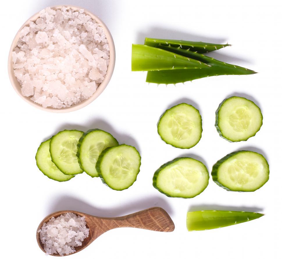 Free Image of Green cucumber, aloe vera and sea salt 