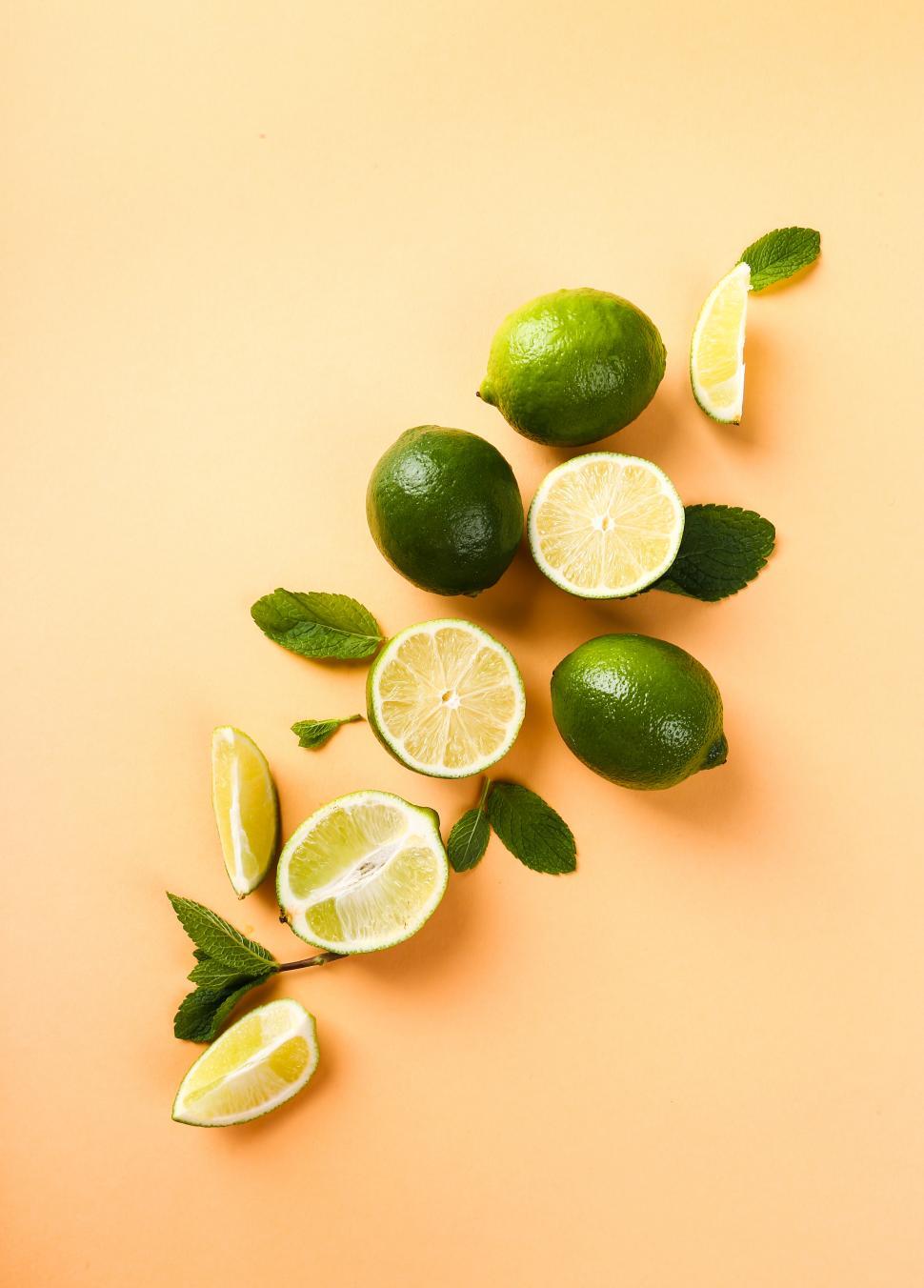 Free Image of Sliced and while limes 