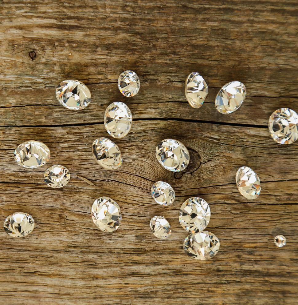 Free Image of Gemstones on the table 