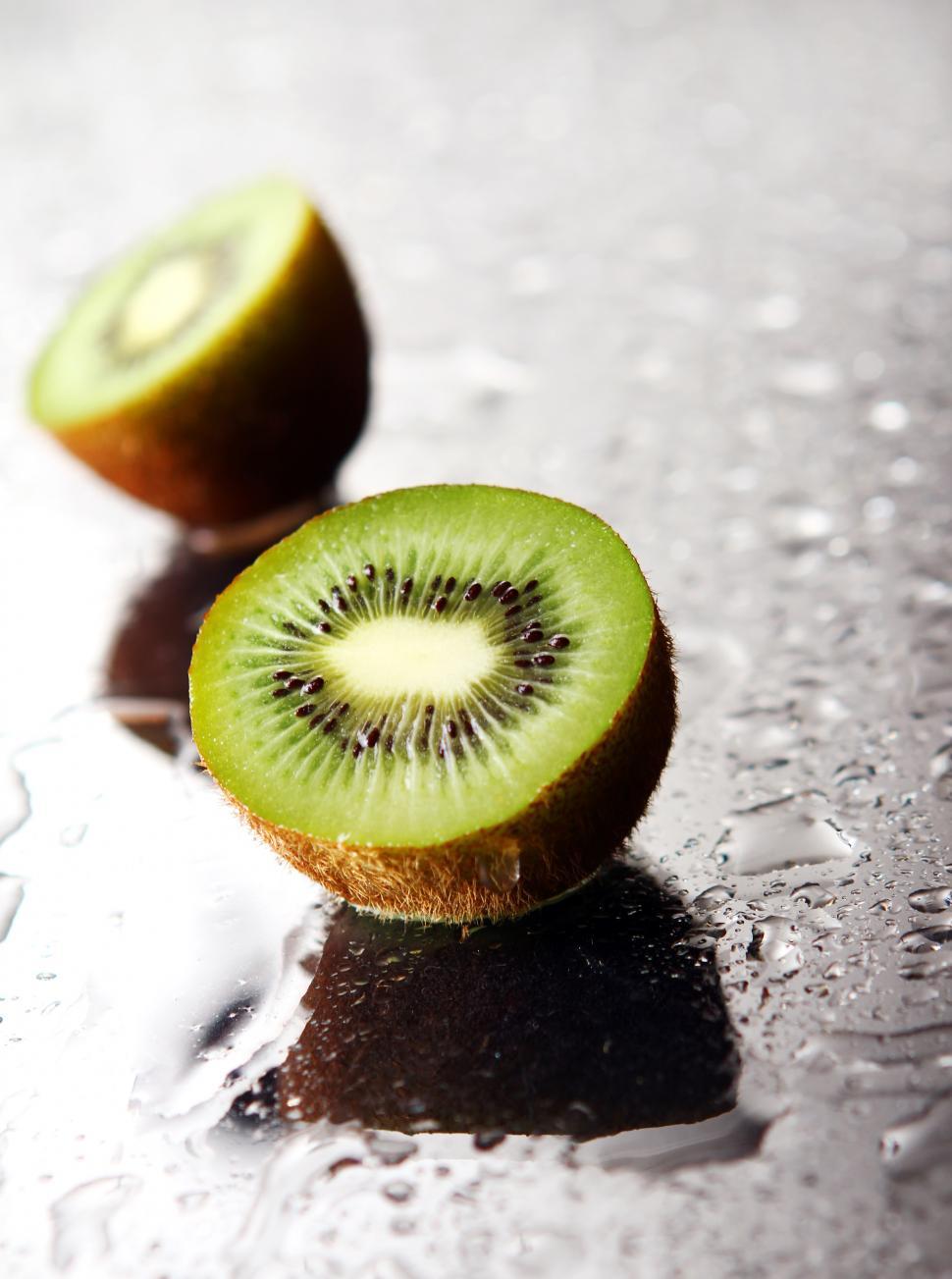 Free Image of Green kiwi 